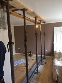 acroprop-holding-ceiling